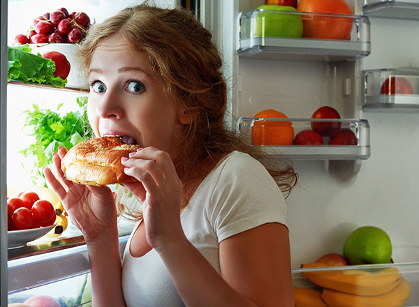 Assalto à geladeira: comer ou não comer à noite, eis a questão - Comida