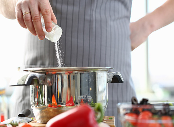 Cortar por completo o sal da dieta pode ter consequencias indesejáveis - Comida na Mesa