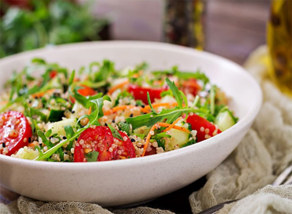 Que tal uma Salada de Quinoa com Legumes para esta segunda sem carne?