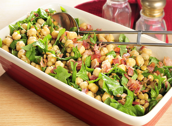 Salada de lentilha, grão de bico e espinafre é fácil de preparar. Confira!